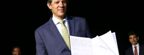 O ministro da Fazenda, Fernando Haddad, assume o cargo em cerimônia no Centro Cultural Banco do Brasil (CCBB). Foto: Marcelo Camargo/Agência Brasil