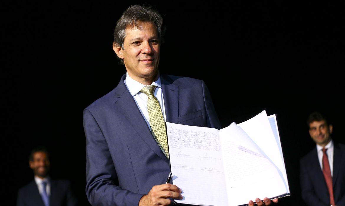 O ministro da Fazenda, Fernando Haddad, assume o cargo em cerimônia no Centro Cultural Banco do Brasil (CCBB). Foto: Marcelo Camargo/Agência Brasil