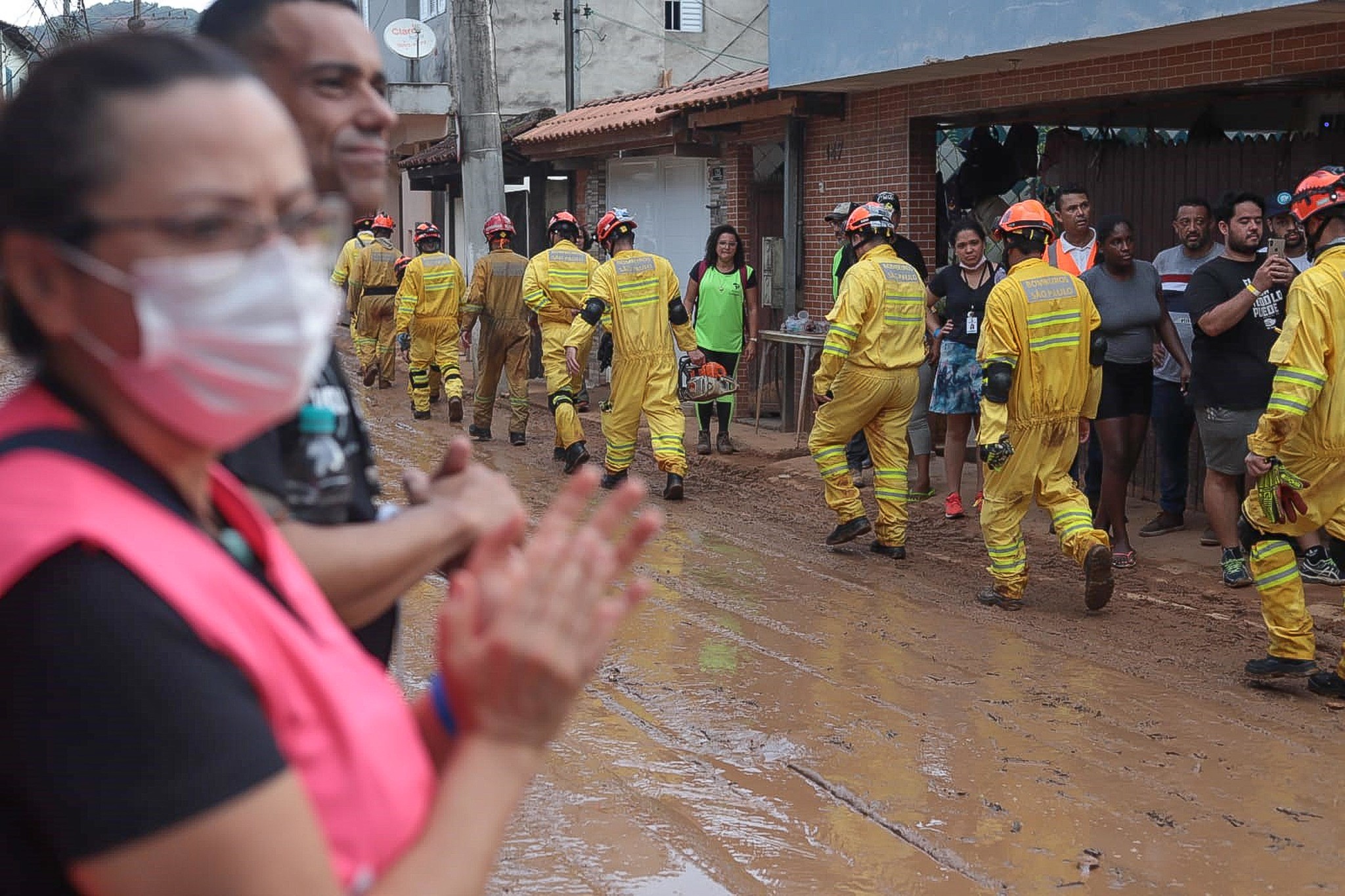 Frentes de trabalho atuando em apoio aos moradores da Vila Sahy em São Sebastião. Foto: Thales Stadler/Governo do Estado de SP - via fotospublicas.com
