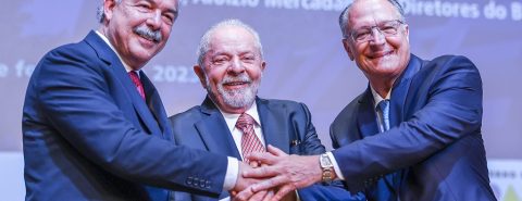 Aloísio Mercadante, Lula e Geraldo Alckmin. Todos de terno azul, sorrindo e de mãos dadas