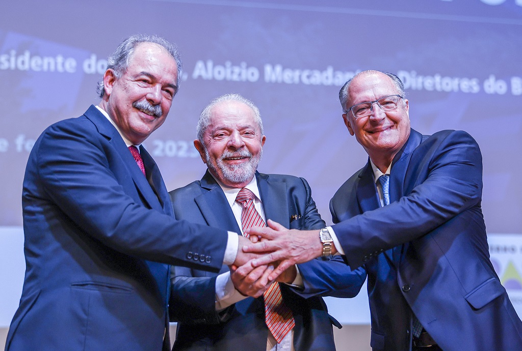 Aloísio Mercadante, Lula e Geraldo Alckmin. Todos de terno azul, sorrindo e de mãos dadas
