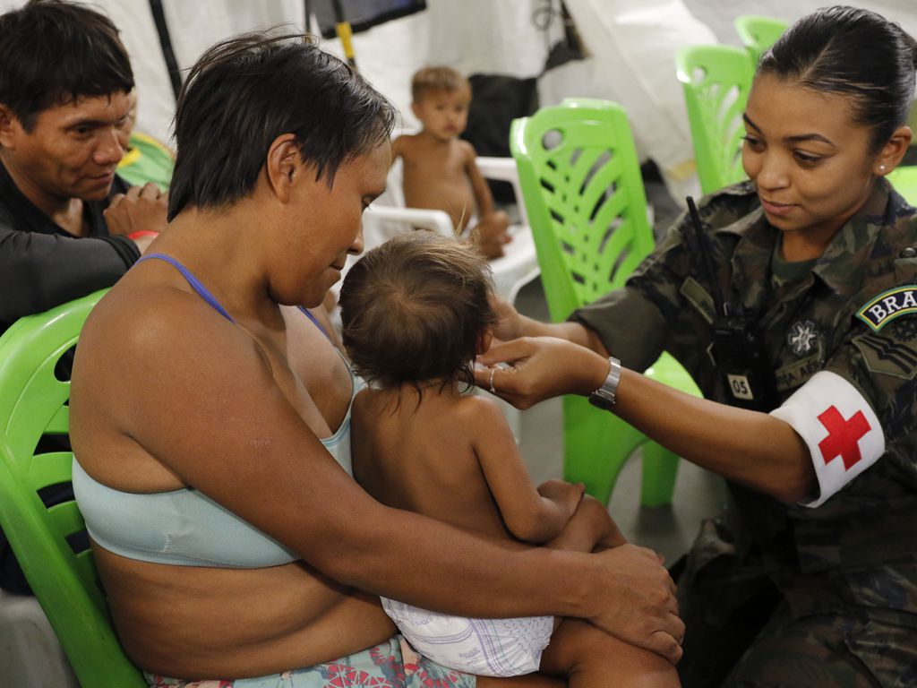 Atendimento aos indígenas Yanomami trazidos ao Hospital de Campanha da Força Aérea Brasileira, instalado na na Casa de Saúde do Índio, em Boa Vista. Foto: Fernando Frazão/Agência Brasil
