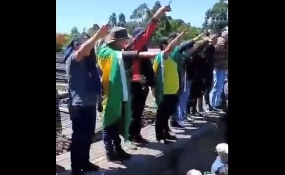 saudacao-nazista-em-sc2