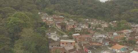 Vista aérea da Vila Sahy, em São Sebastião, Litoral Norte de SP. Imagem: Reprodução/Youtube