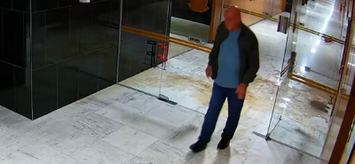 O ministro da GSI, Gonçalves Dias, aparece caminhando na antessala da presidência no dia dos atos antidemocráticos.