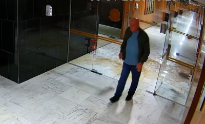 O ministro da GSI, Gonçalves Dias, aparece caminhando na antessala da presidência no dia dos atos antidemocráticos.