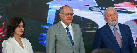 A ministra da Saúde, Nísia Trindade, o vice-presidente Geraldo Alckmin e o presidente Lula participam de solenidade para liberar verbas para santas casas