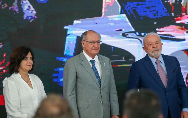 A ministra da Saúde, Nísia Trindade, o vice-presidente Geraldo Alckmin e o presidente Lula participam de solenidade para liberar verbas para santas casas