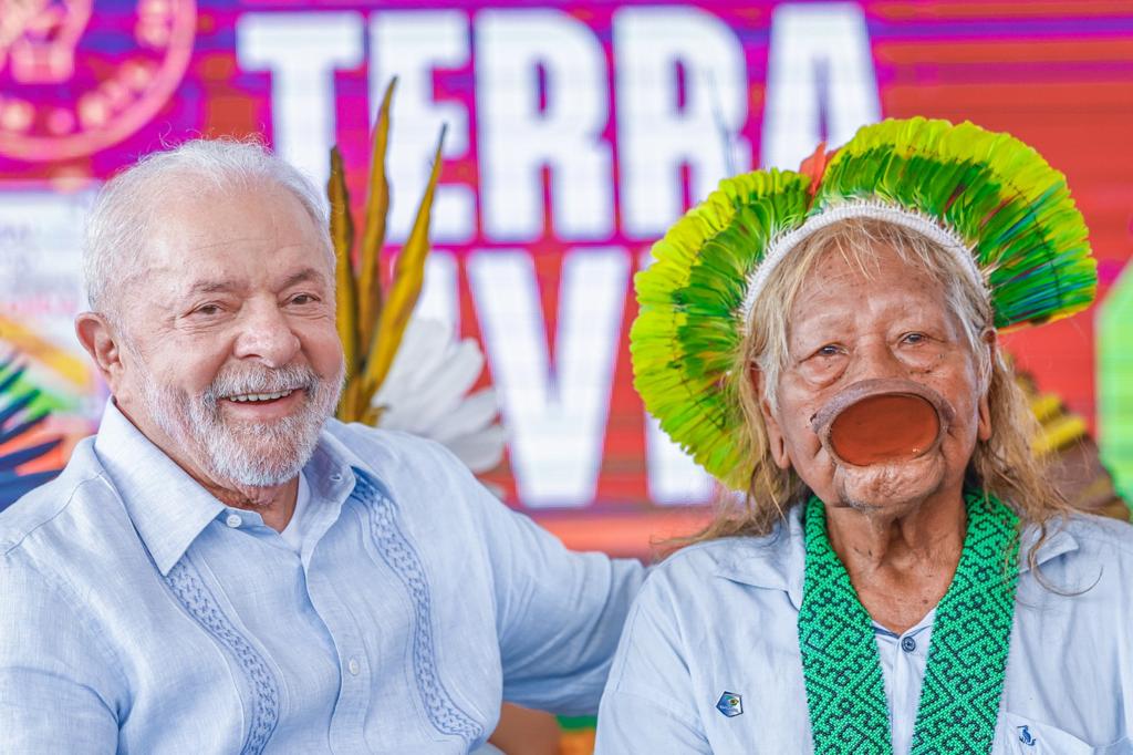 Lula e o cacique Raoni