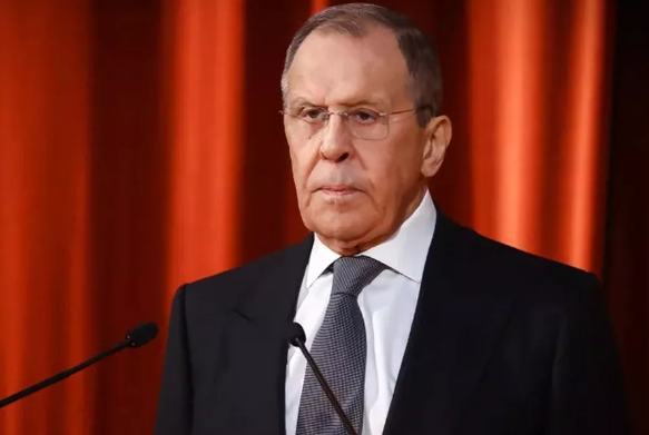 O ministro russo Sergey Lavrov discursa