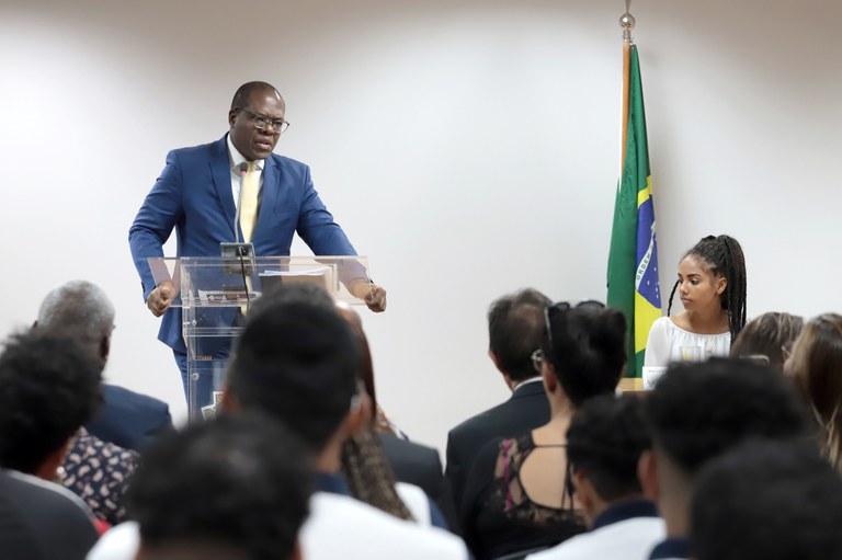 "Um país que mata criança é tudo menos democracia", diz Silvio Almeida em revolta contra assassinatos sistemáticos em escolas brasileiras - Foto: Ascom/MDHC
