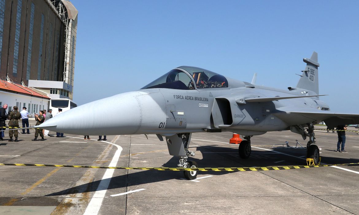 Foto de um caça gripen da Saab em parceria com a Embraer