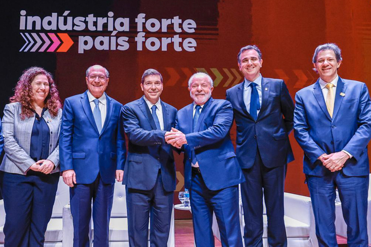 Lula, na Fiesp, acompanhado por Alckmin, Haddad, Esther Dweck, Josué Alencar e Rodrigo Pacheco.