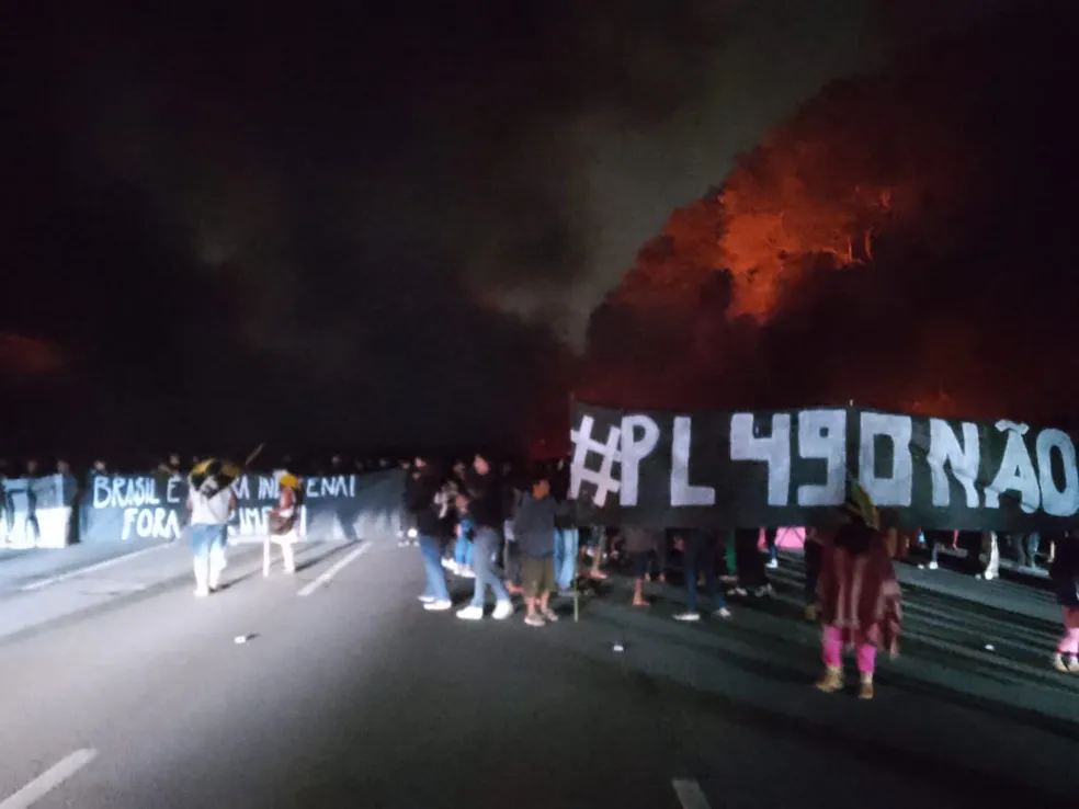 Indígenas bloquearam a Rodovia dos Bandeirantes em SP conta votação do marco temporal. | Foto: Reprodução