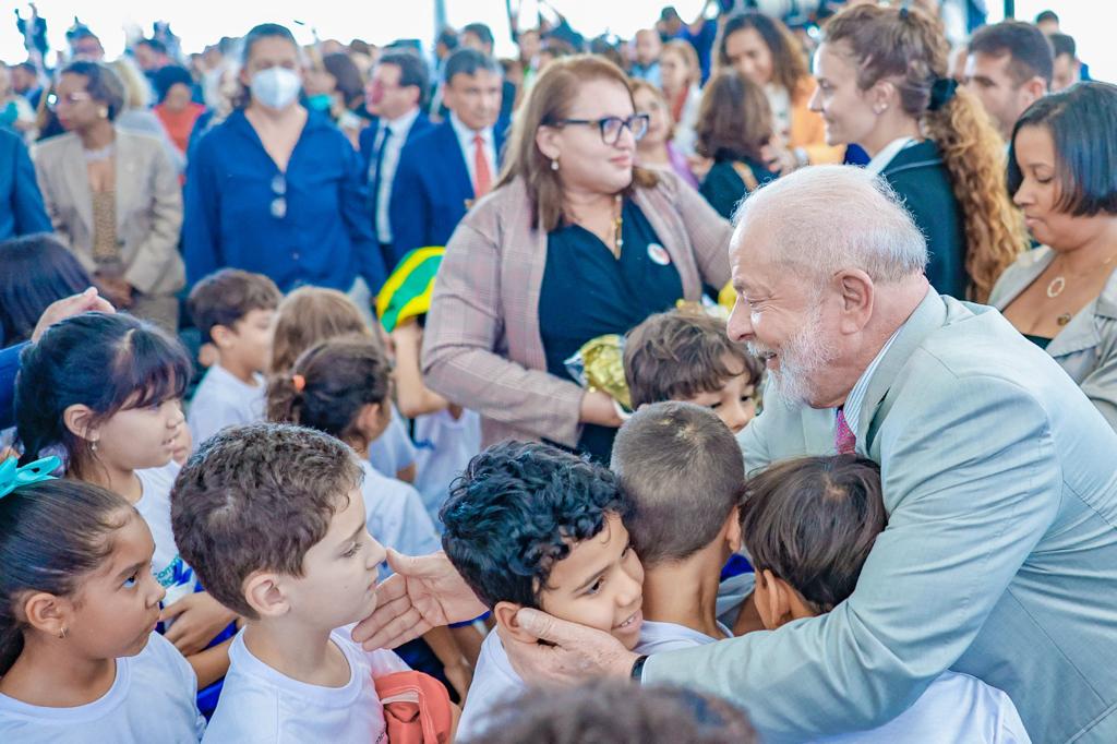 Lula abraça crianças no evento de lançamento do compromisso pela alfabetização