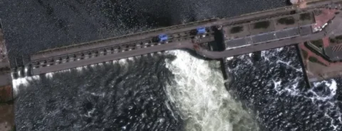 Imagem feita por satélite da empresa Maxar Technologies mostra a represa inundada após explosão