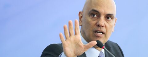 Alexandre de Moraes em fundo azul