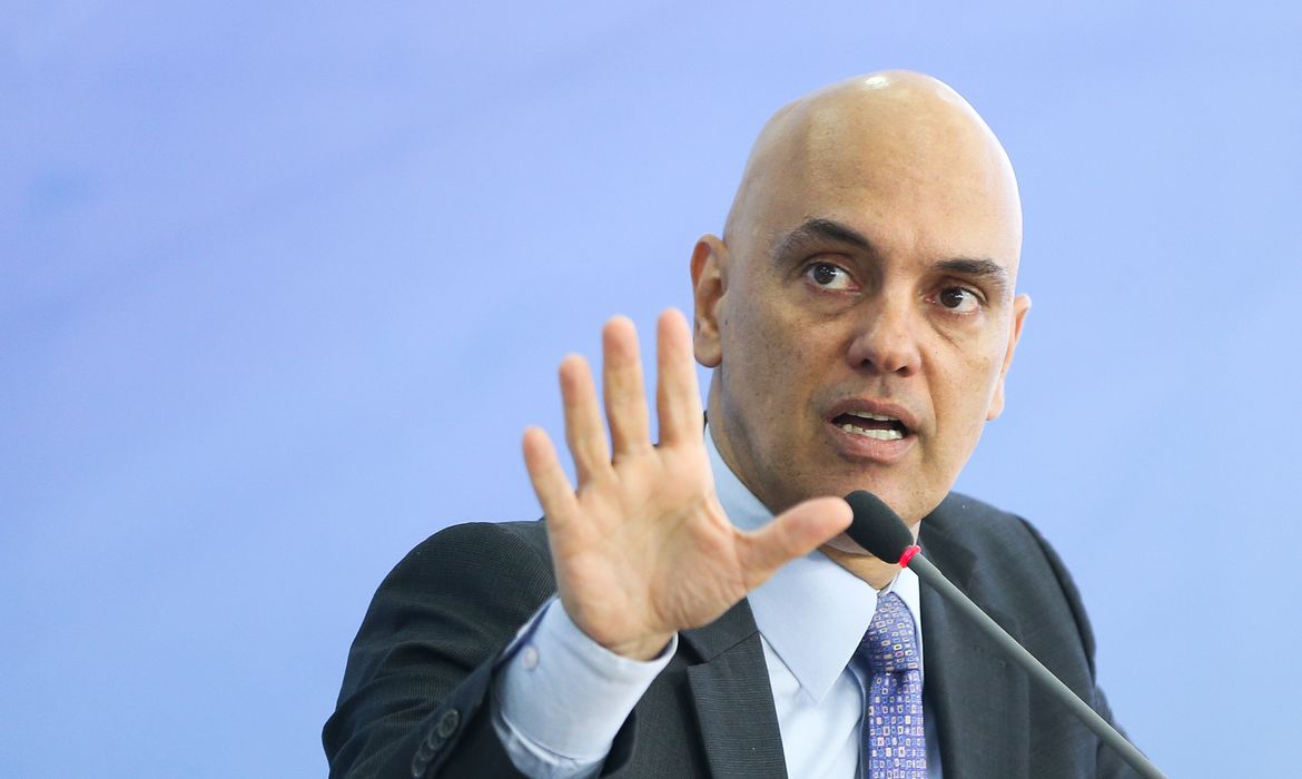 Alexandre de Moraes em fundo azul