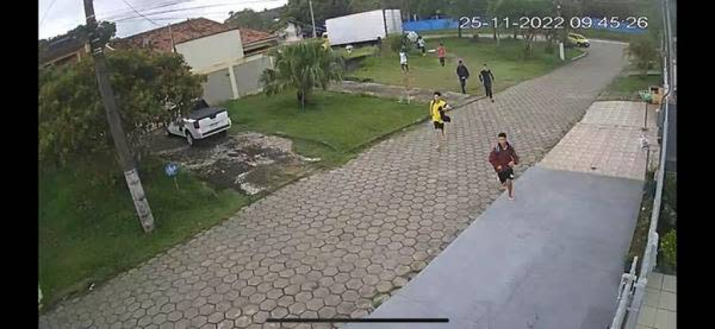 Crianças são flagradas por câmera de segurança enquanto correm desesperadas da escola durante ataque em Aracruz, Espírito Santo