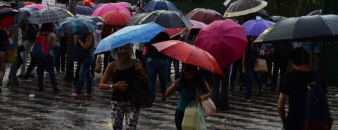 Pessoas correndo na chuva