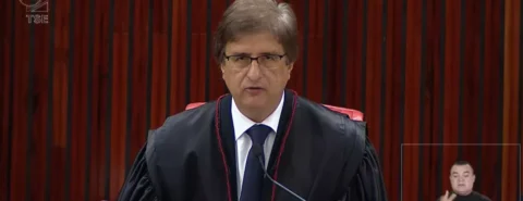 Vice-procurador eleitoral, Paulo Gonet, fala em microfone durante sessão.