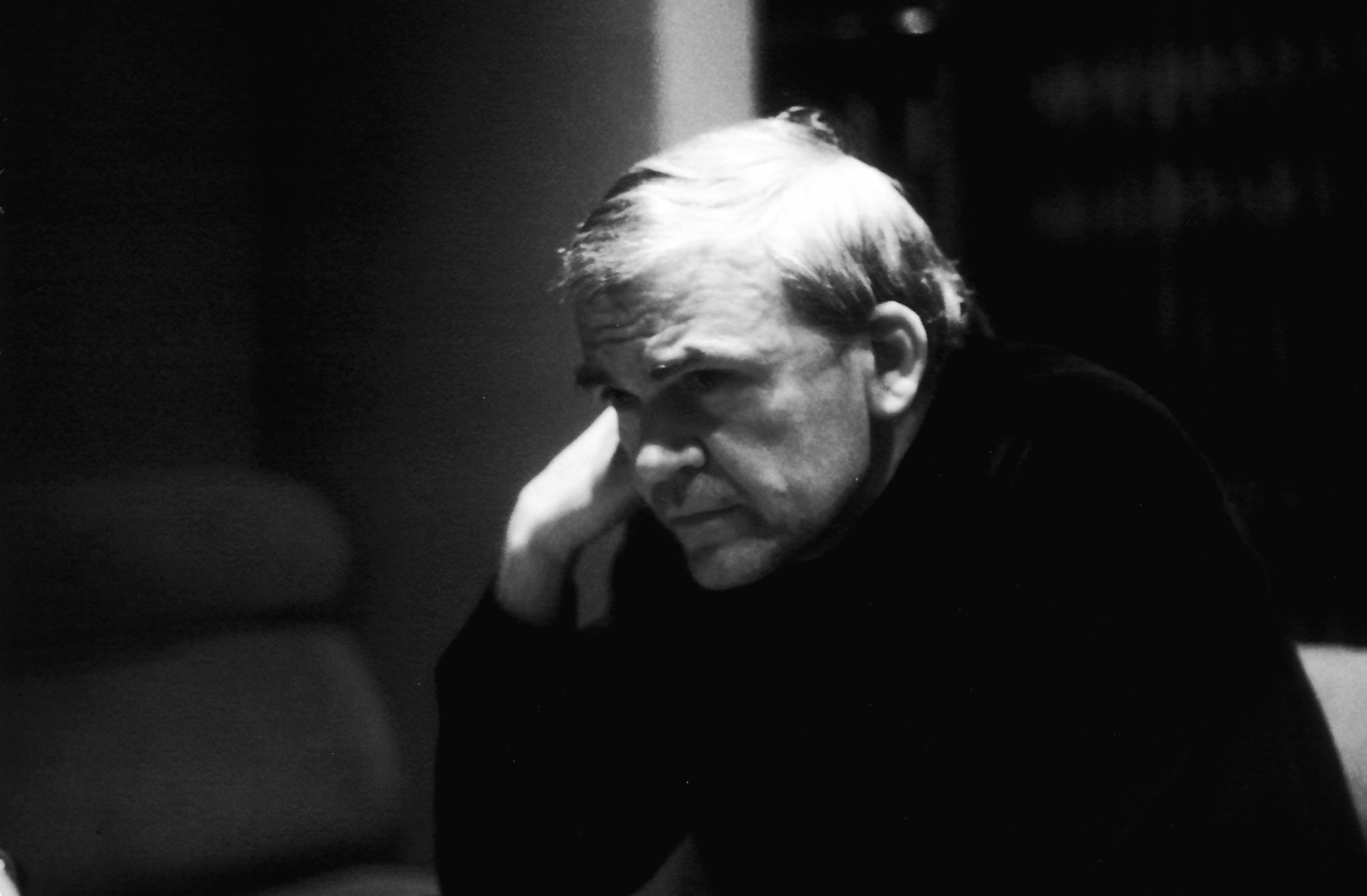 Escritor Milan Kundera em retrato preto e branco.