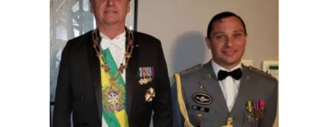 Bolsonaro e Mauro Cid posam, lado a lado, para foto