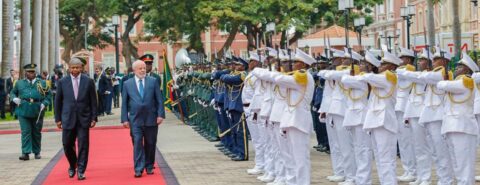 O presidente Lula caminha ao lado do presidente da Angola, João Manuel Lourenço