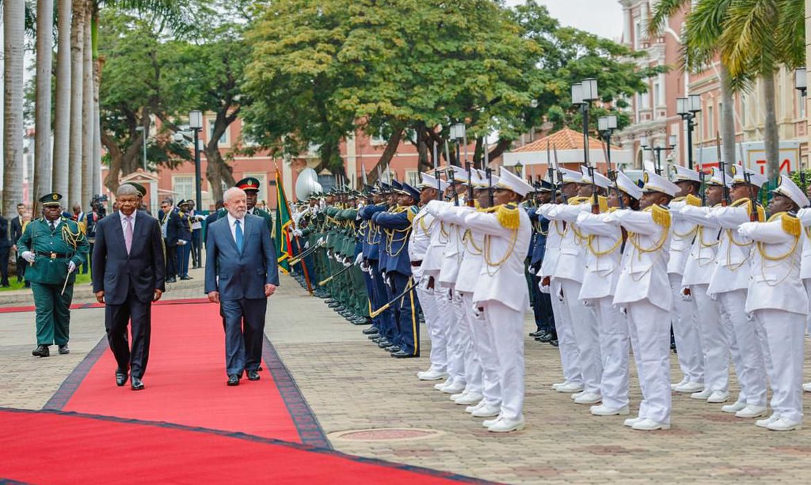 O presidente Lula caminha ao lado do presidente da Angola, João Manuel Lourenço