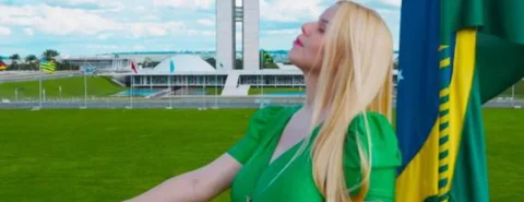 Cantora gospel presa na operação aparece posando para foto em frente ao Congresso Nacional