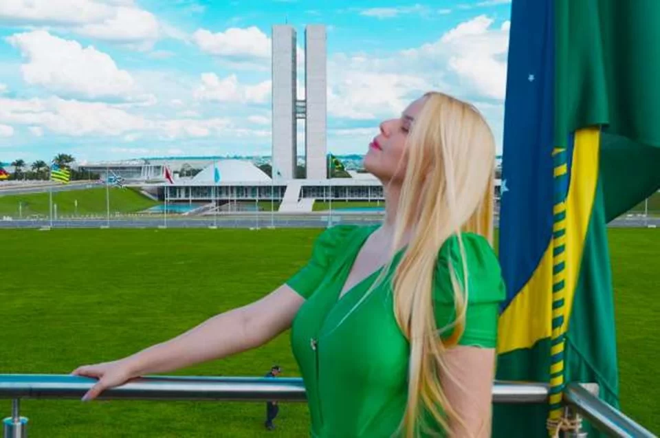 Cantora gospel presa na operação aparece posando para foto em frente ao Congresso Nacional