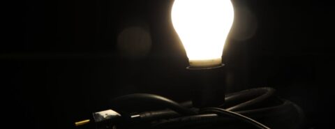 Lâmpada ilumina um quarto completamente escuro