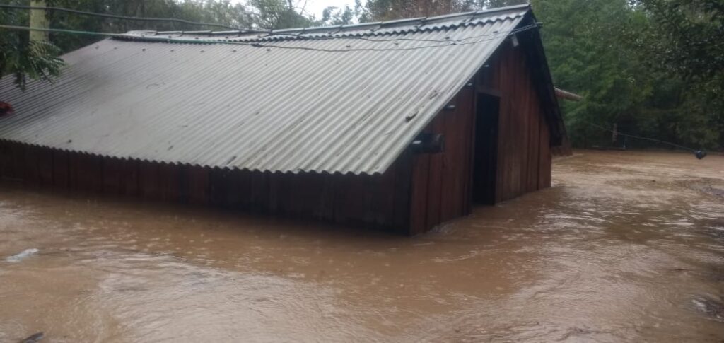 Casa inundada no tekoa Pindo Poty devido às chuvas causadas por ciclone extratropical. Foto: Roberto Liegbott/Cimi