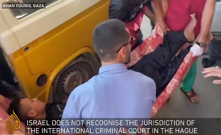 Ataque em Khan Younis, próximo ao sul de Gaza, para onde Israel ordenou o deslocamento de milhões de palestinos. Imagem: Reprodução/Al Jazeera