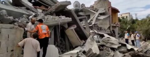 Destruição em Khan Younis, próximo ao sul de Gaza, para onde Israel ordenou o deslocamento de milhões de palestinos. Imagem: Reprodução/Al Jazeera