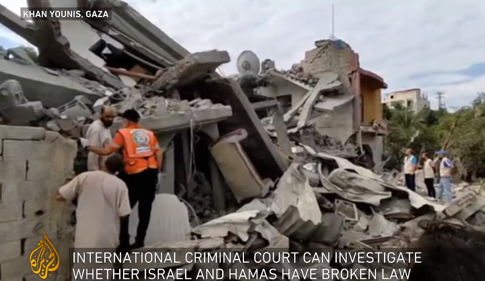 Destruição em Khan Younis, próximo ao sul de Gaza, para onde Israel ordenou o deslocamento de milhões de palestinos. Imagem: Reprodução/Al Jazeera