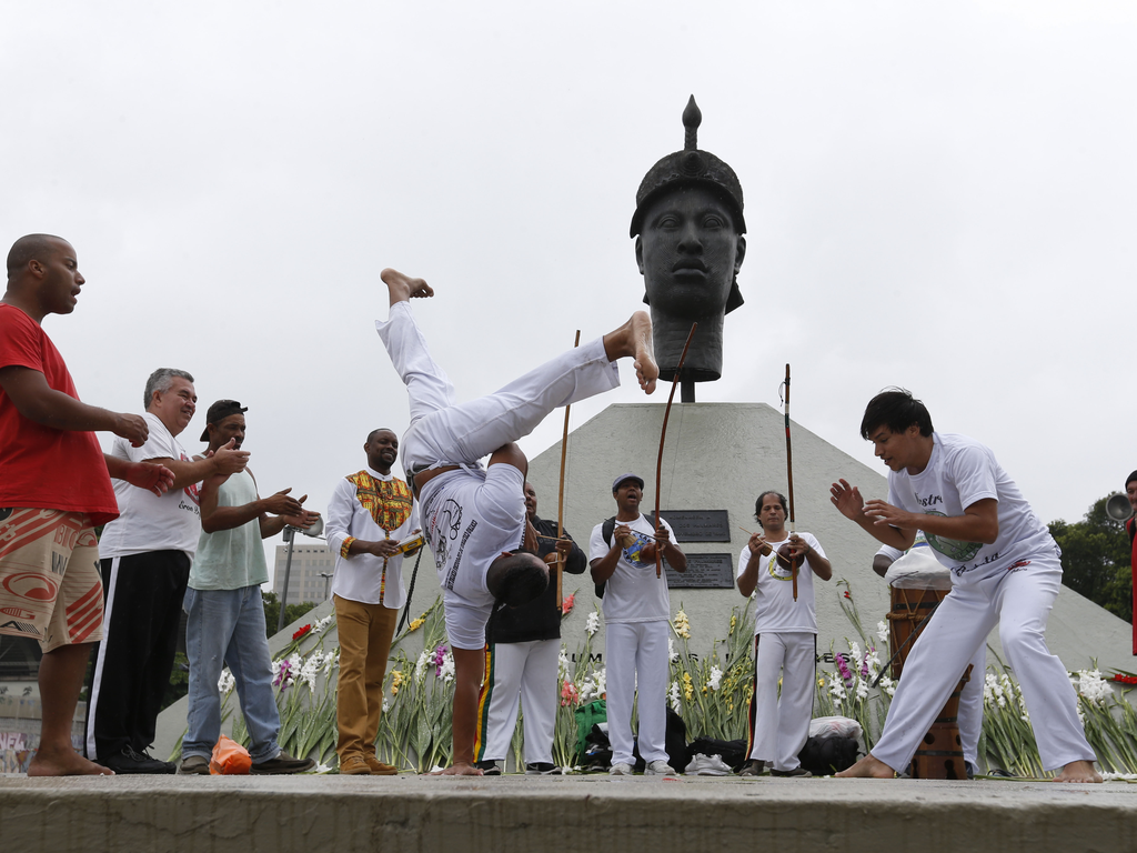 Ativistas, grupos culturais e religiosos comemoram o Dia da Consciência Negra com várias atividades em frente à estátua de Zumbi dos Palmares, no centro do Rio de Janeiro.