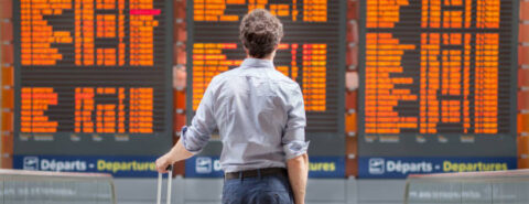 homem no aeroporto