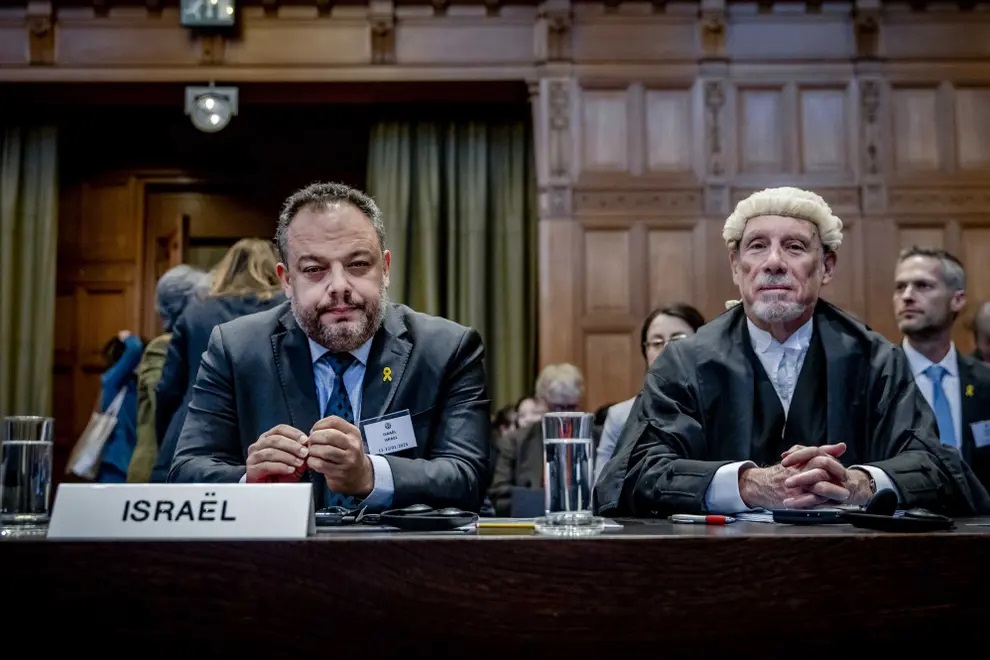 Tal Becker, à esquerda, conselheiro jurídico do Ministério das Relações Exteriores de Israel, e o advogado Malcolm Shaw na Corte Internacional de Justiça (CIJ) antes da audiência do caso de genocídio contra Israel. Foto: EPA