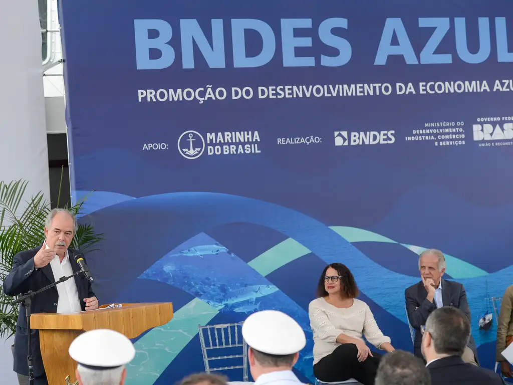O presidente do Banco Nacional de Desenvolvimento Econômico e Social (BNDES), Aloizio Mercadante, durante lançamento da iniciativa do Banco, BNDES AZUL, no navio de pesquisa da Marinha do Brasil, atracado na Praça Mauá, no Rio de Janeiro. Foto: Tomaz Silva/Agência Brasil
