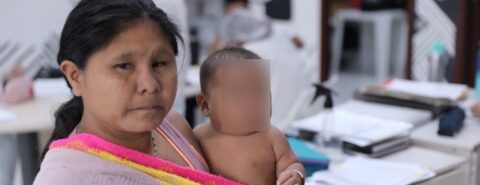 Mulher yanomami segura um bebê