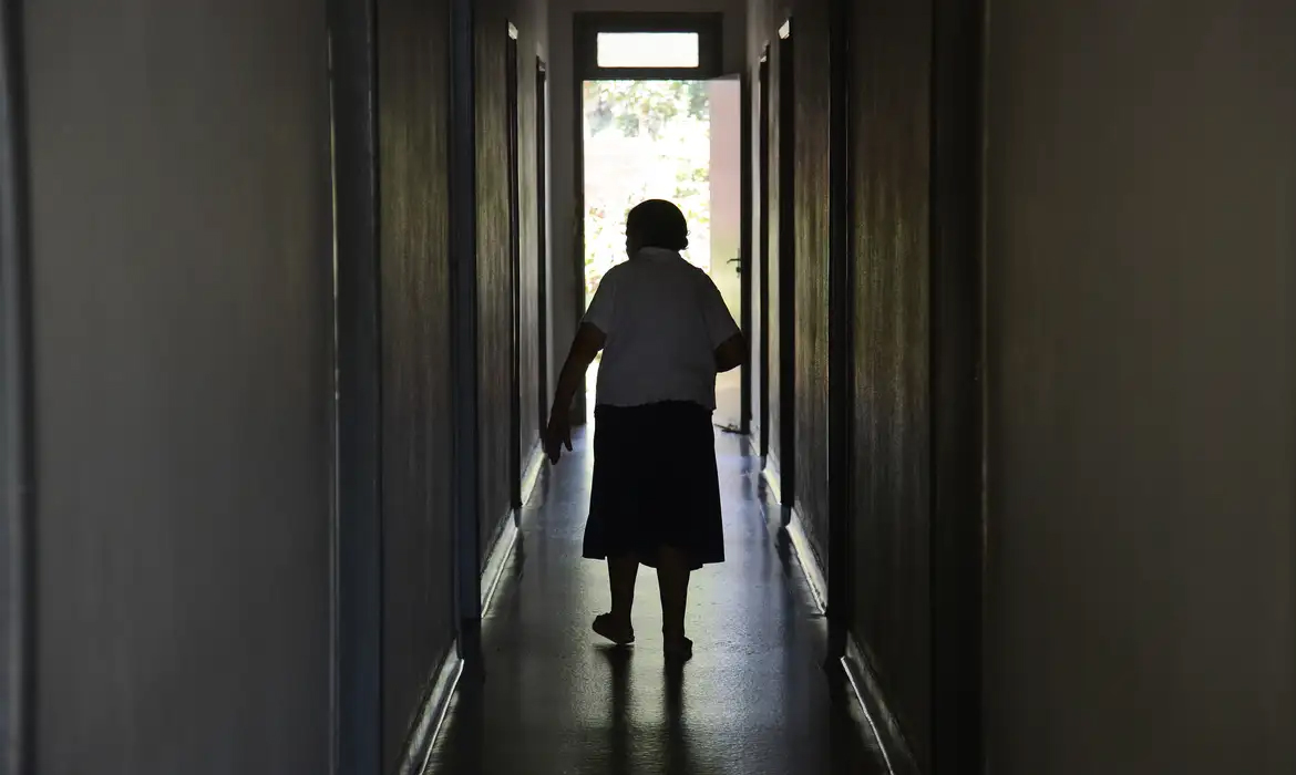 Idoso na penumbra. Crédito: Tomaz Silva/Agência Brasil