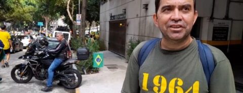 Manifestante dizendo que 1964 sofreu intervenção militar e não golpe. Imagem: Carla Castanho (GGN)
