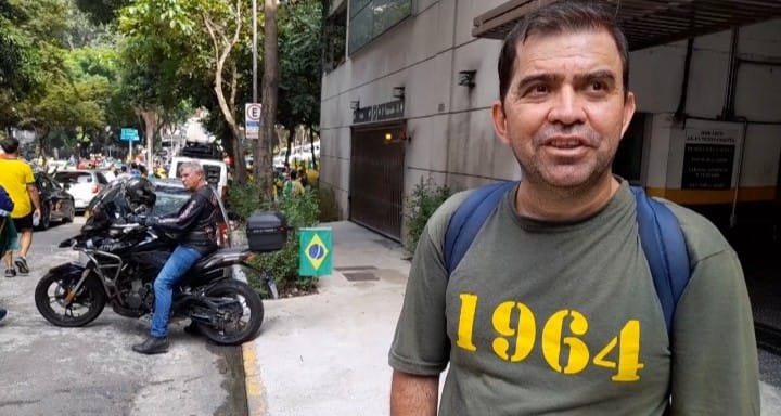 Manifestante dizendo que 1964 sofreu intervenção militar e não golpe. Imagem: Carla Castanho (GGN)