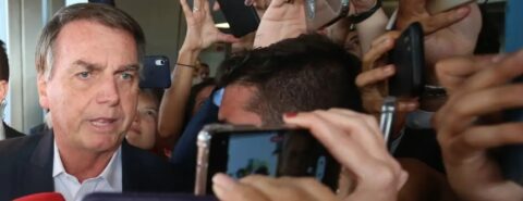 Jair Bolsonaro rodeado por jornalistas. Foto: Lula Marques/Agência Brasil