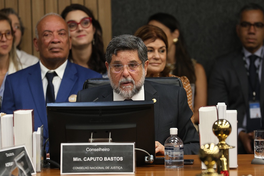 O conselheiro Caputo Bastos, autor do pedido de vistas que suspendeu o julgamento da representação contra Gabriela Hardt em 20/02/24. Foto: CNJ