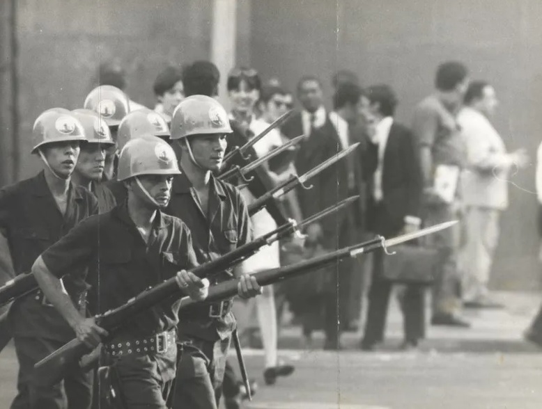 Militares durante manifestação estudantil contra a ditadura militar - Arquivo Nacional/Ministério da Gestão e Inovação Social