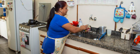 Em 2022, mulheres pretas ou pardas dedicaram 1,6 hora a mais por semana a afazeres domésticos e cuidados de pessoas do que as brancas - Foto: Licia Rubinstein/IBGE