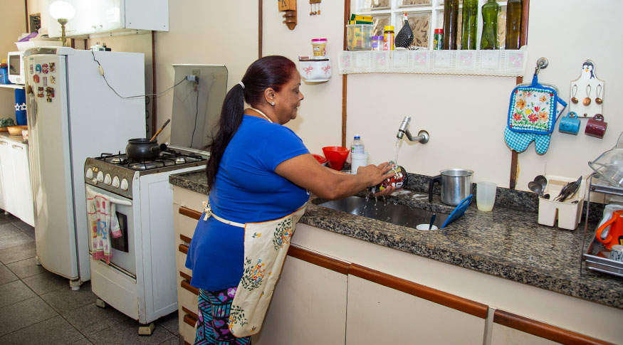 Em 2022, mulheres pretas ou pardas dedicaram 1,6 hora a mais por semana a afazeres domésticos e cuidados de pessoas do que as brancas - Foto: Licia Rubinstein/IBGE