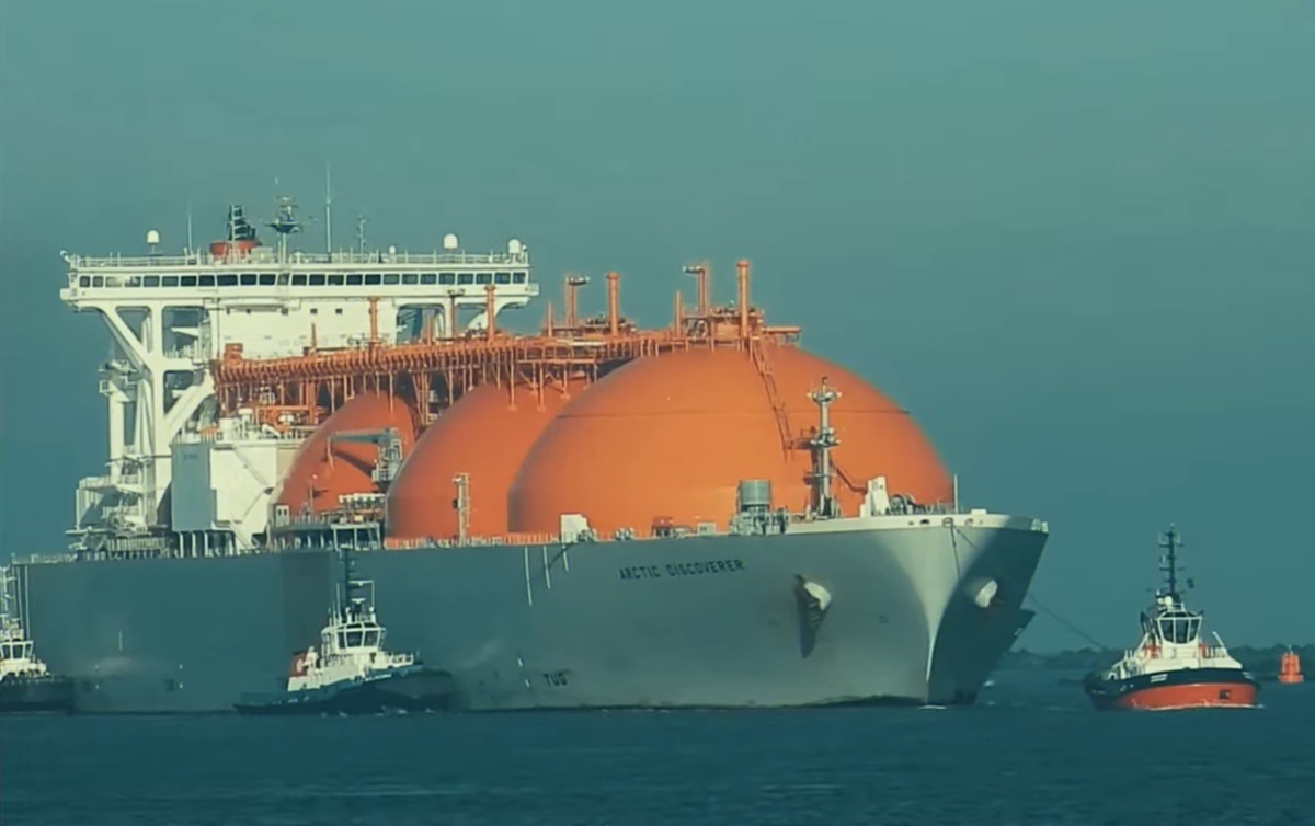 Navios como esse trarão gás importado. A tecnologia envolvida não impede explosões levando em conta o local onde a carga vai ser descarregada, no estuário de Santos. | Imagem: Reprodução/YouTube